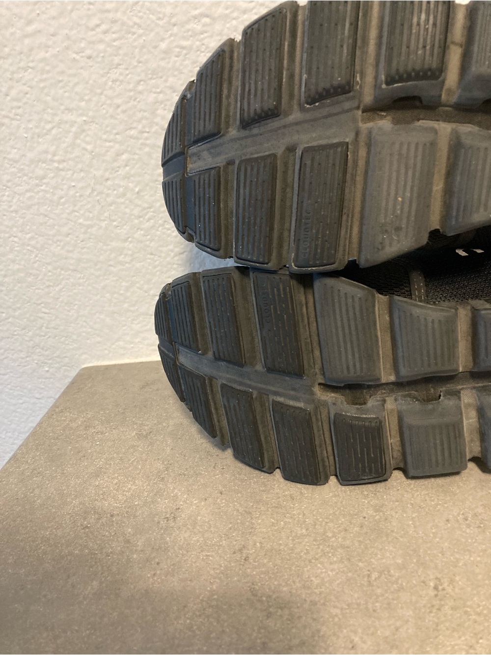 On Like New Running Shoes - Picture 10 of 11